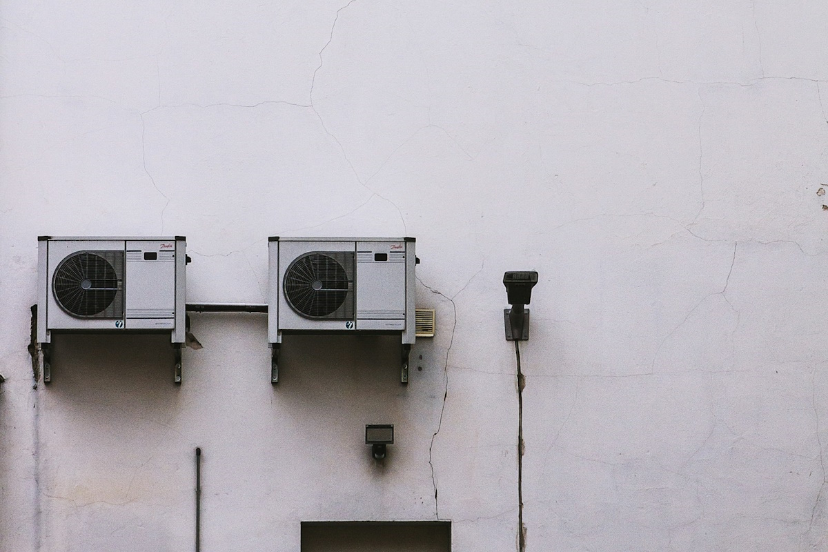 Unidades exteriores de aire acondicionado instaladas en fachada