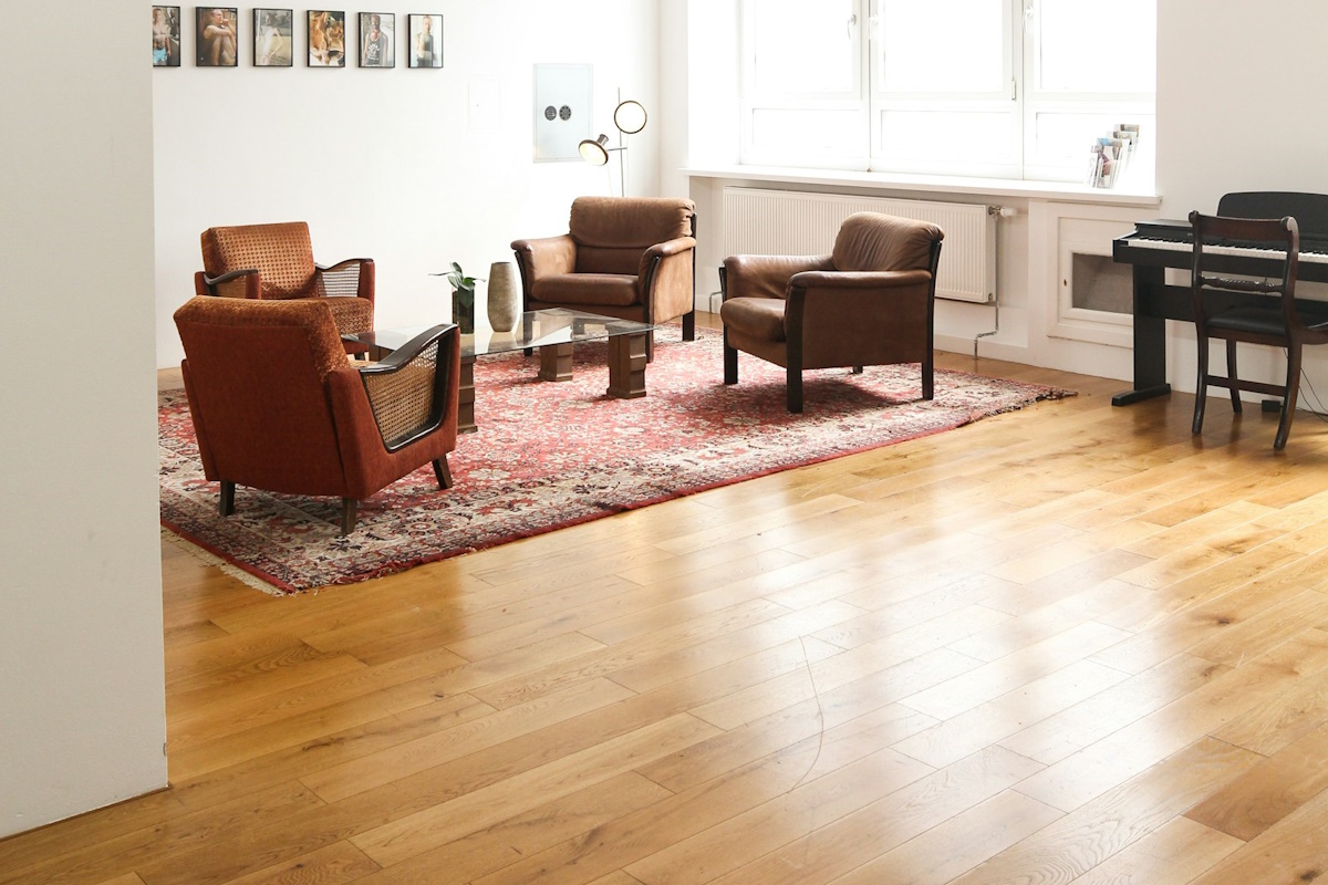 Salón con suelo de parquet natural