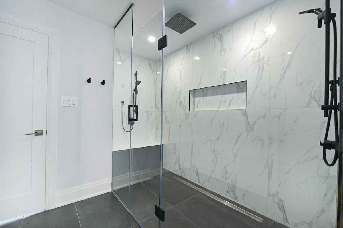 Baño moderno reformado con ducha de obra