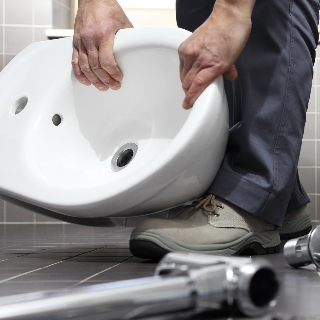 Reformas de fontanería en baños y cocinas en Reus puertas de exterior
